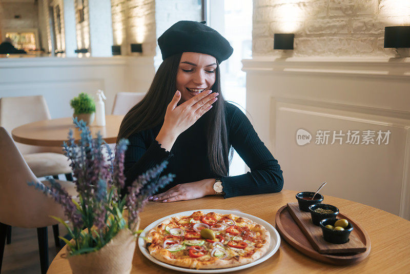 面包店里的年轻女子