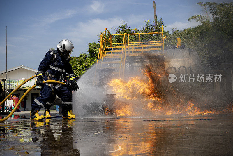 高级消防员实践或培训，消防员与火焰搏斗