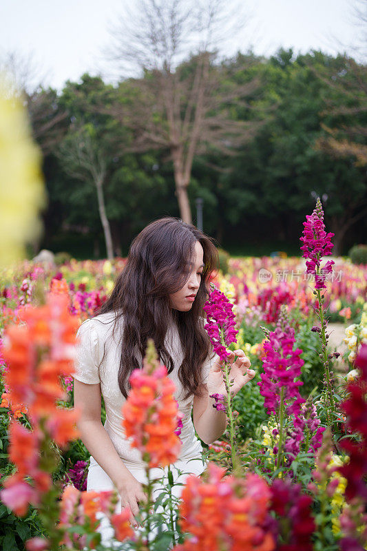 花园里的亚洲女人