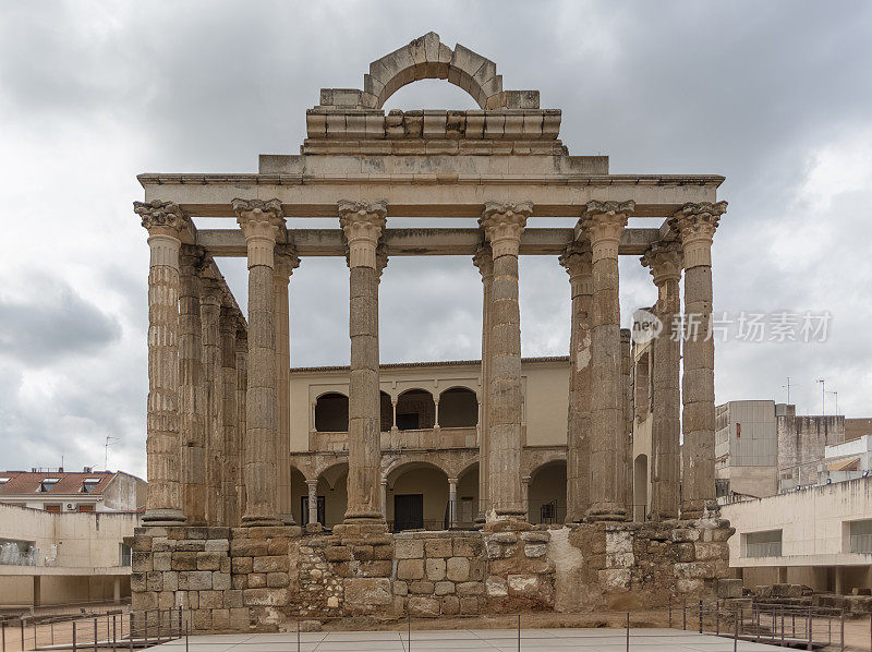 前视图在罗马废墟的历史地标，纪念碑戴安娜神庙，一个标志性的废墟建筑位于msamrida市中心，西班牙