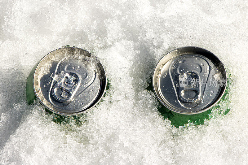 雪上的饮料罐