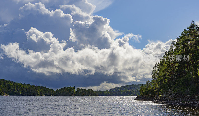夏天的瑞典湖