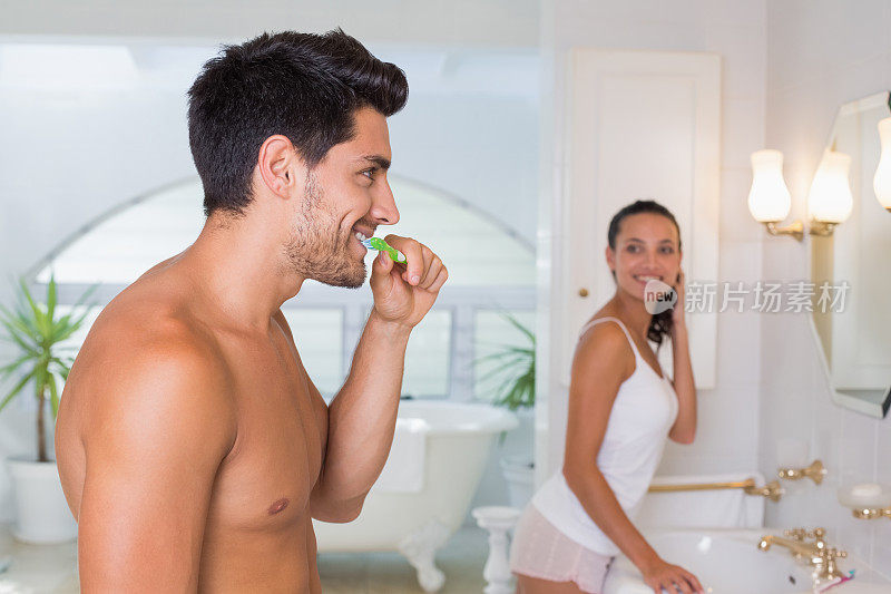 女朋友看着男朋友刷牙