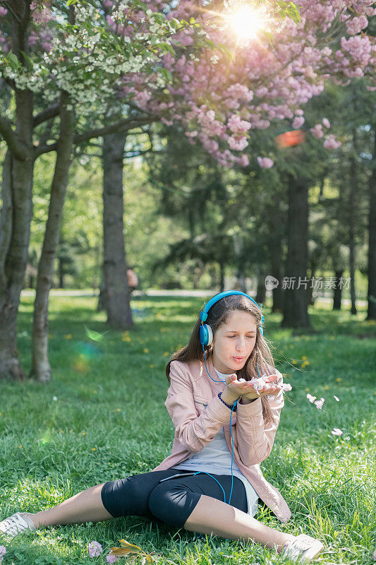 吹花叶的女人