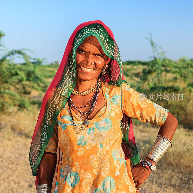 印度沙漠村庄里的快乐印度女人