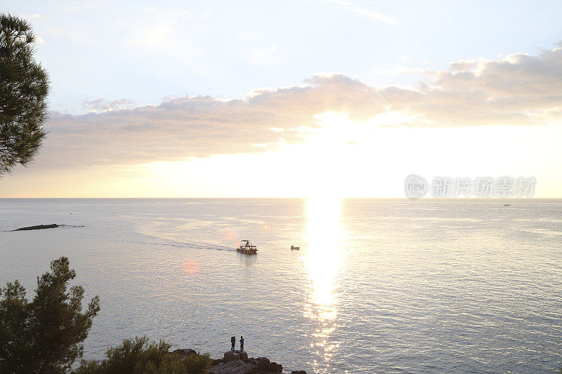 平静的亚得里亚海上的日落