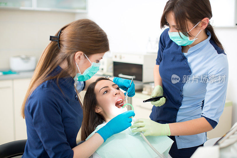 牙科医生和病人。