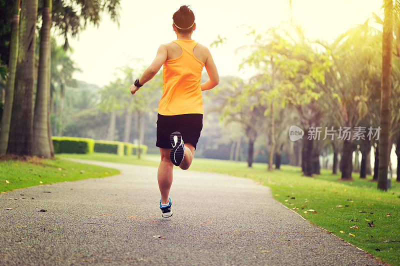 健康的生活方式女人跑步在公园小径上