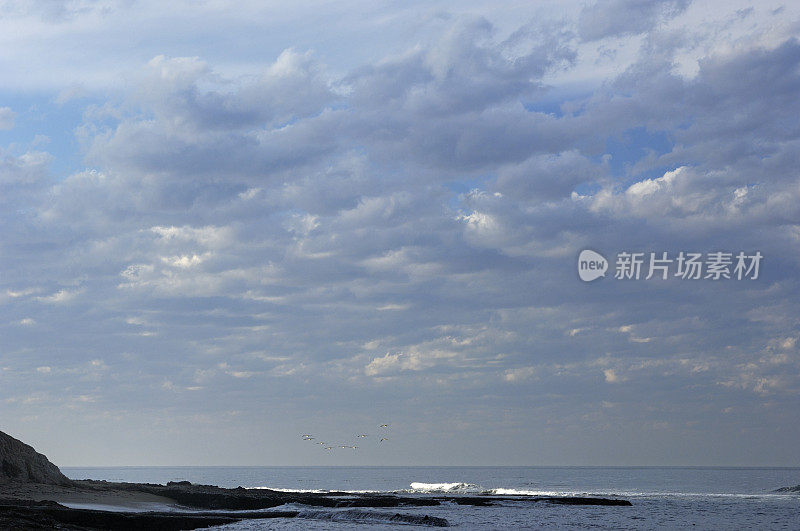 岩岸，海洋和云的观点