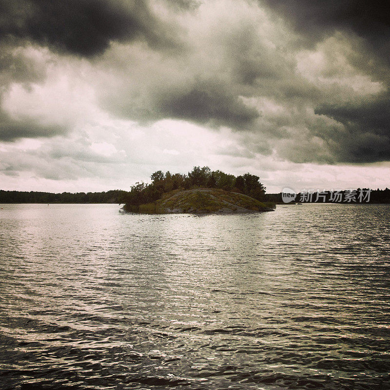 瑞典，一个在暴风雨天气下的湖中小岛