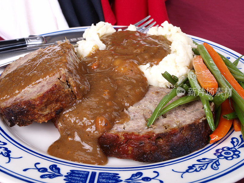 肉饼配土豆泥晚餐