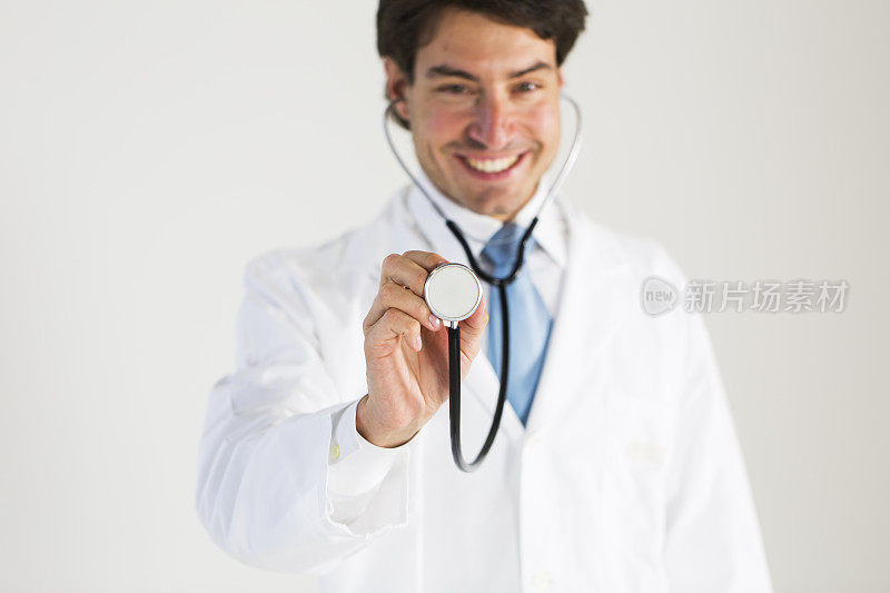 年轻医生拿着听诊器对着相机