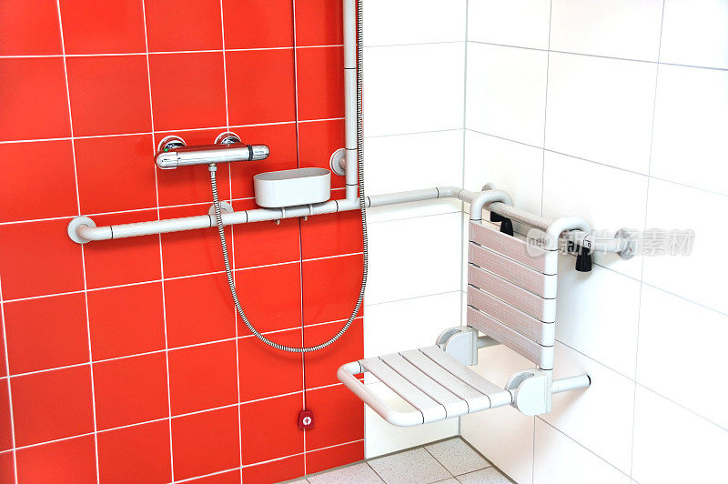 残疾人淋浴器——在杜什身后，坐茨的便门