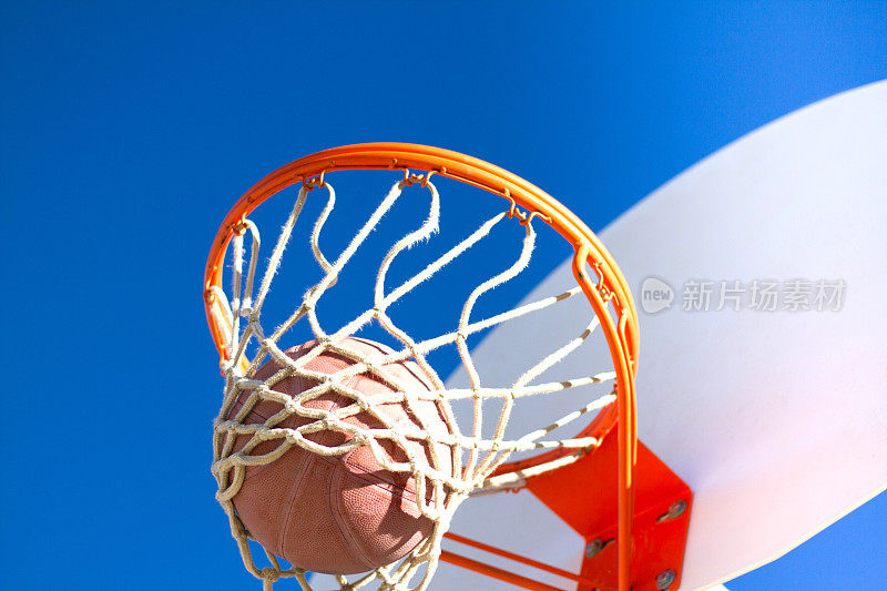 得分:篮球落篮;靛蓝的天空(特写)