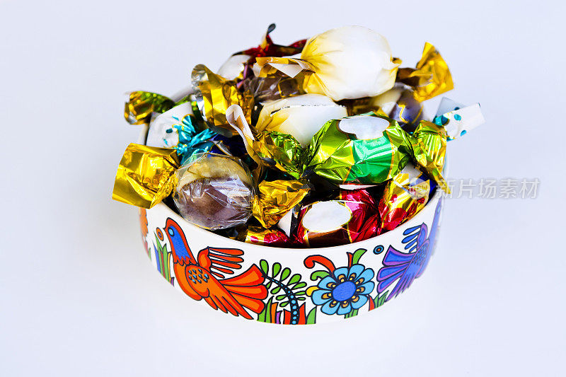 巧克力棒棒糖与包装在彩色瓷碗，复制空间