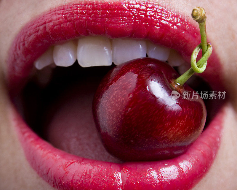 舌头上系着樱桃干，嘴唇红艳艳性感