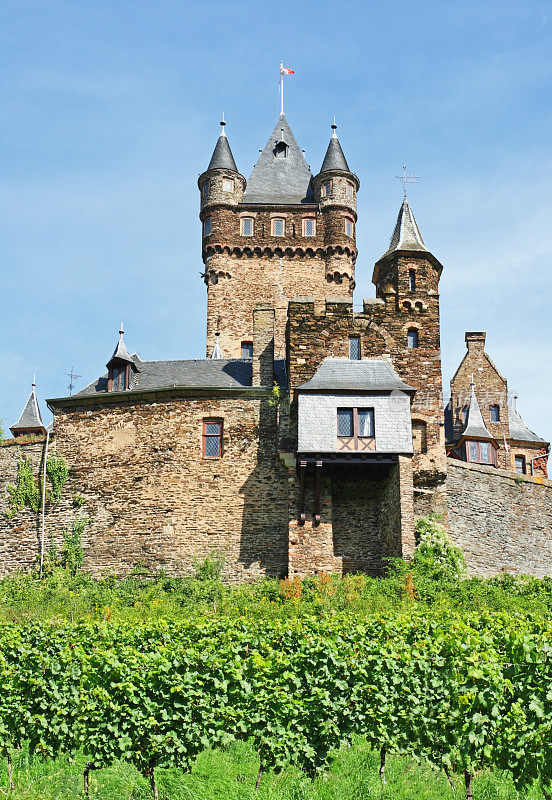 位于莫泽尔河的科赫姆的赖克斯堡城堡和葡萄园
