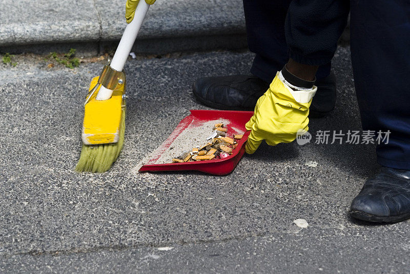 用扫帚和簸箕清理油污