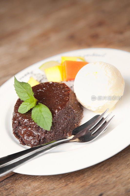 巧克力熔岩蛋糕，水果和冰淇淋