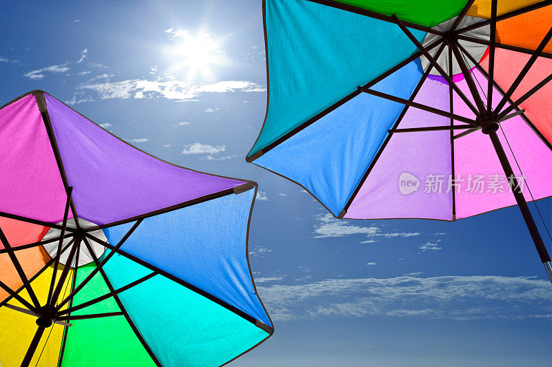 彩虹色的沙滩伞和晴朗的天空