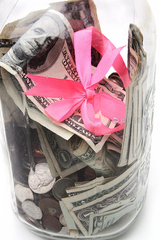乳腺癌捐赠罐装满了货币和硬币