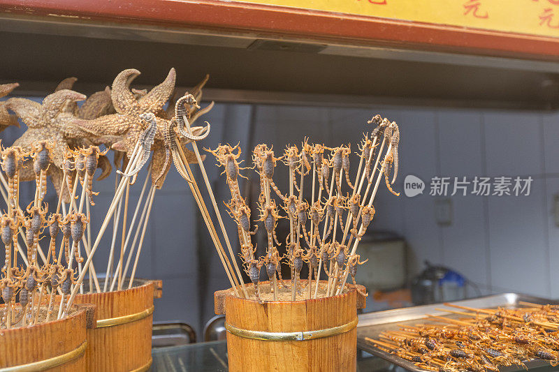 中国北京的一个卖炸蝎子的小吃摊