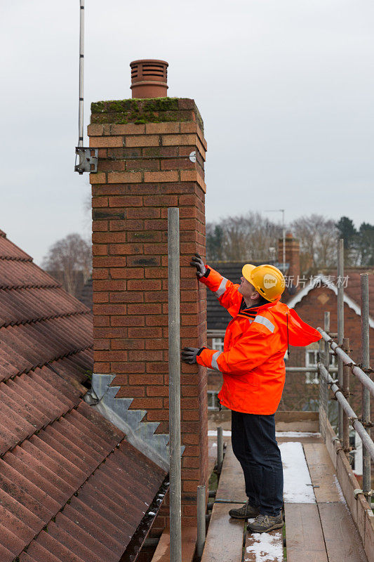 工业男性建筑工人在家庭房屋屋顶瓦修理工作