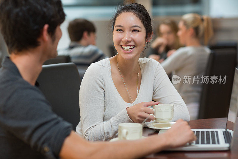 学生们在大学咖啡馆里聊天