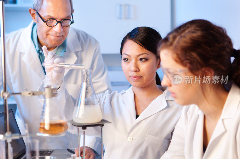 化学实验室科学教师与学生水平