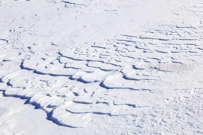 北欧的冬天，山上有雪。