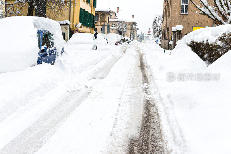 城市里的雪堆很高