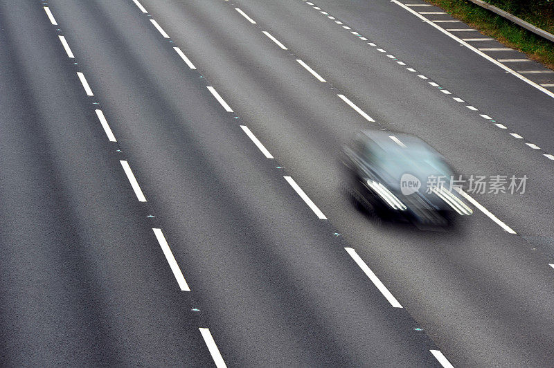 在高速公路上的单一汽车-股票照片