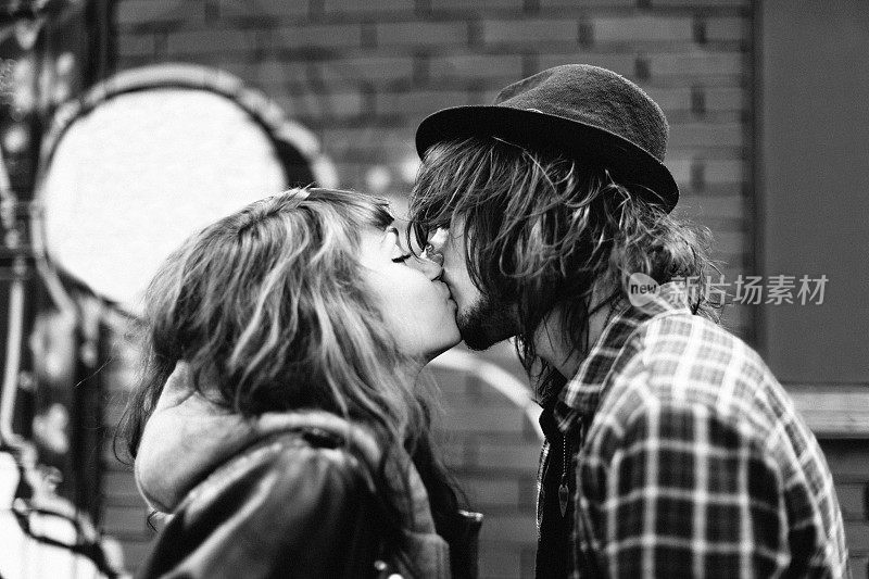 爱在外面接吻的青少年