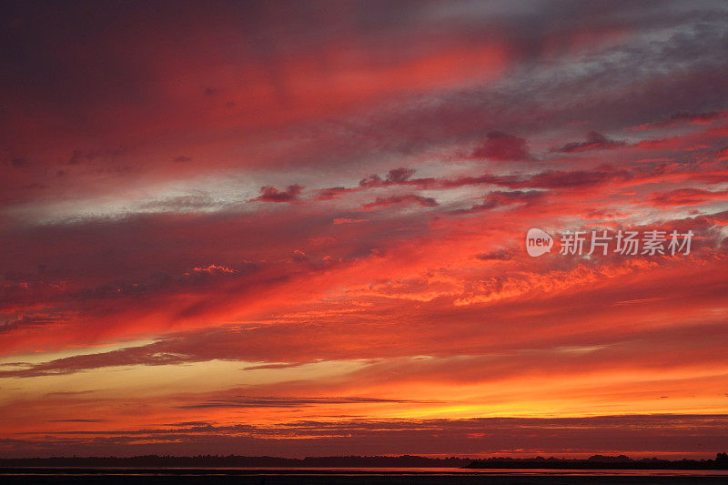 海湾上空是红色的天空