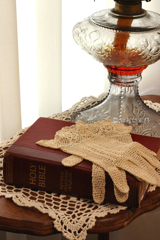 宗教:古董灯与圣经和钩编手套