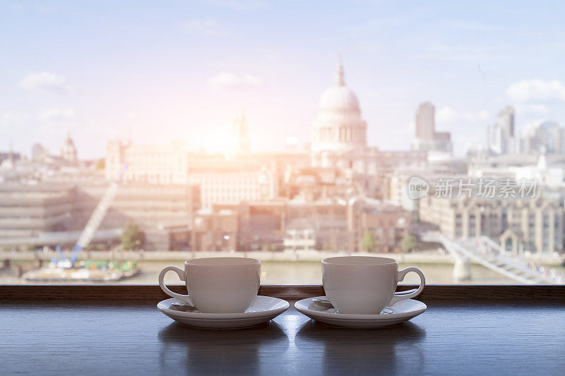 两杯咖啡，欣赏城市全景