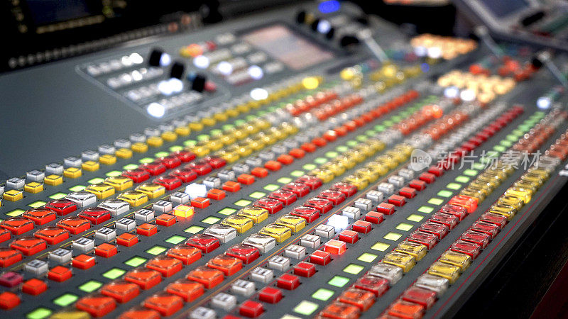 在演播室播音，专业按键调音发送器颜色
