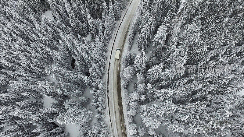 下雪的冬季道路与一辆汽车