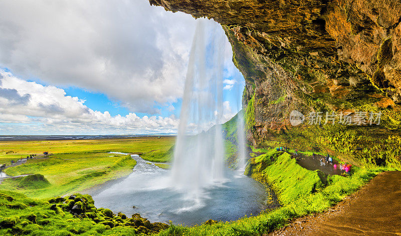 在Seljalandsfoss瀑布的后面——冰岛