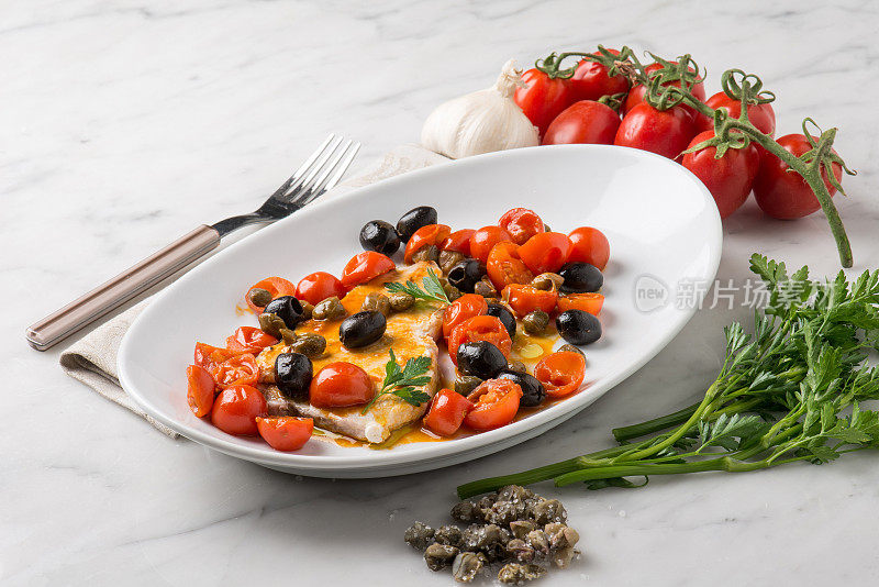 剑鱼配西红柿、酸豆和橄榄