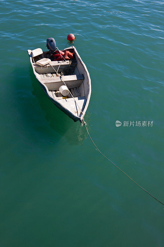 渔船停泊在码头