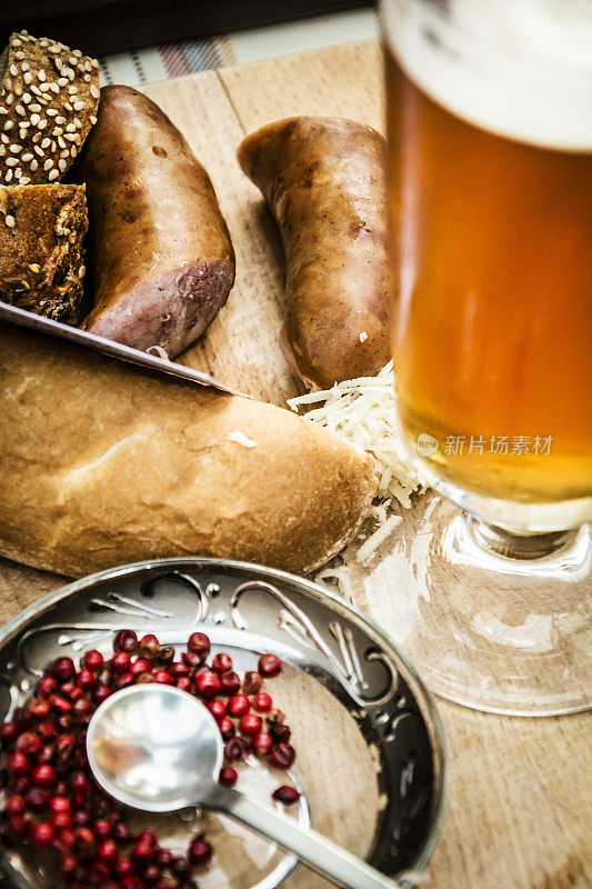 啤酒节上的传统食物(高ISO形象)