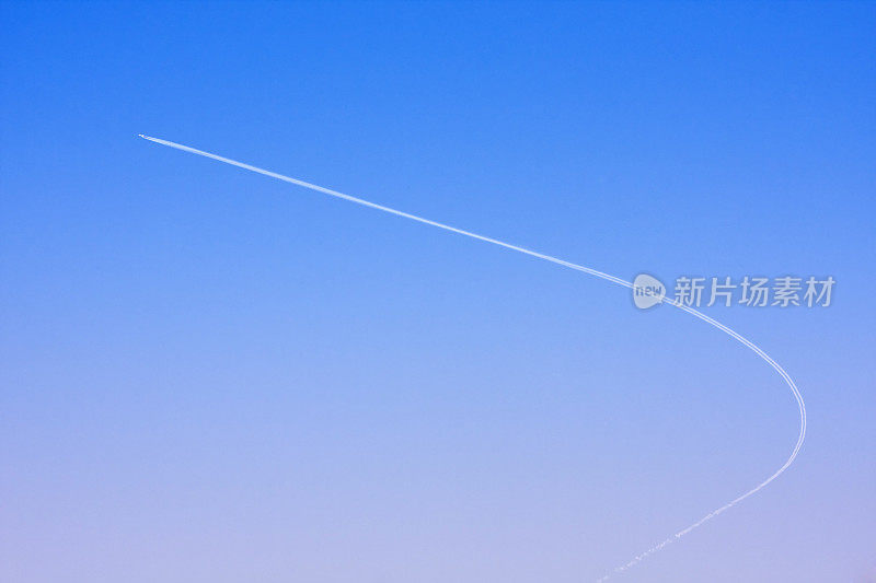 飞机飞过湛蓝的天空