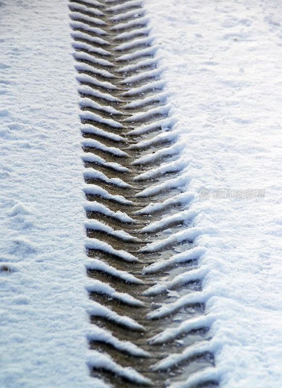 雪地上的轮胎印