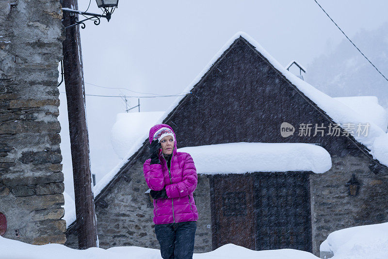 雪下的女人