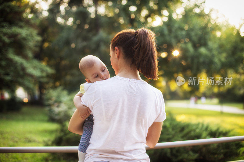 漂亮的婴儿和他的妈妈在户外