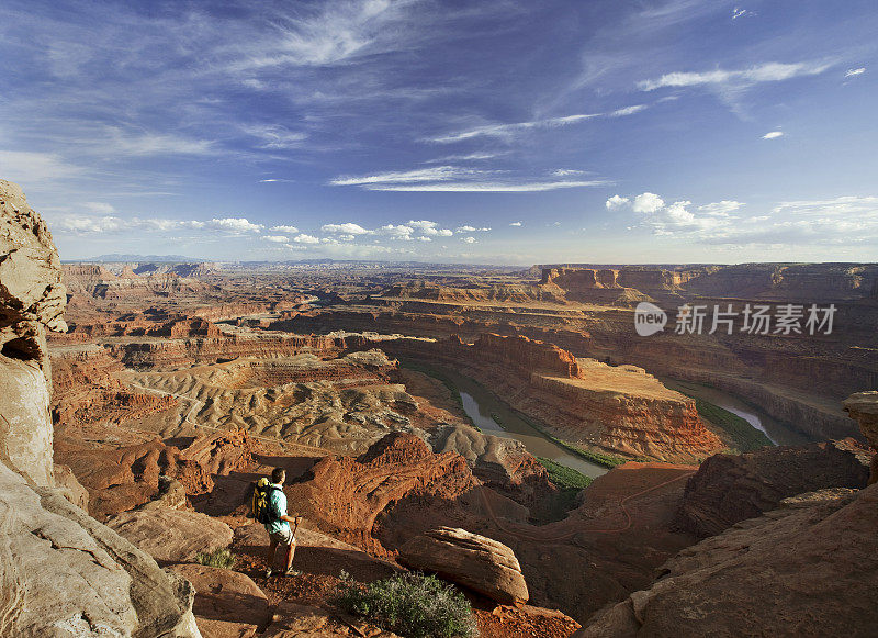 在犹他州的摩押，徒步旅行者站在岩石上观看风景