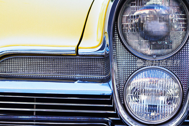 20世纪60年代古董豪华黄色汽车细节，烧烤和大灯(特写)
