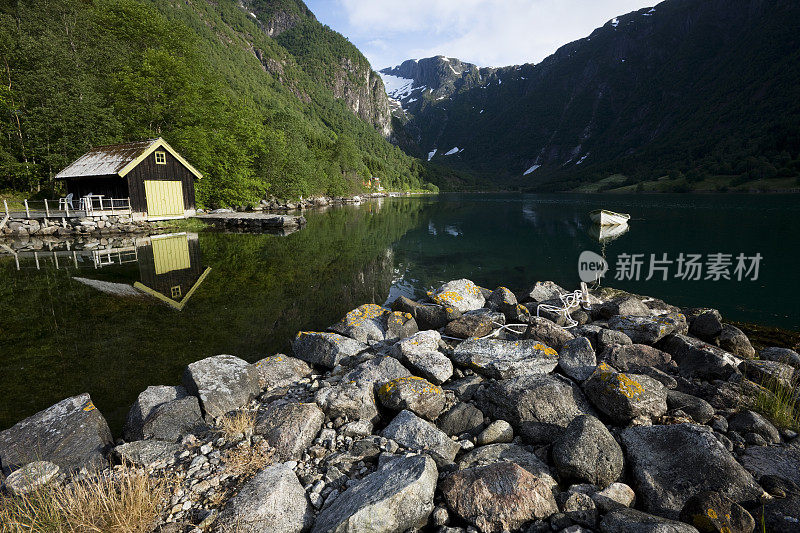 峡湾的船屋