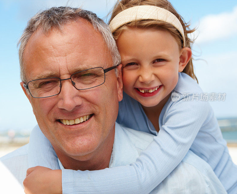 快乐的老人和他的孙女享受的肖像